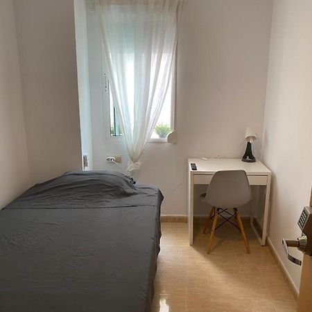 Single Room In My Apartment At The Beach 瓦伦西亚 外观 照片