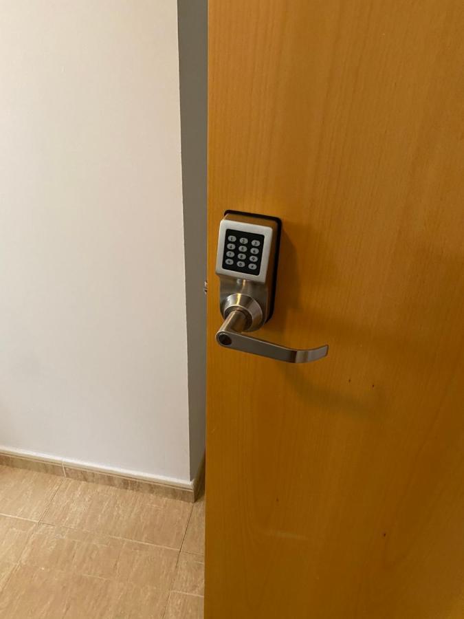 Single Room In My Apartment At The Beach 瓦伦西亚 外观 照片